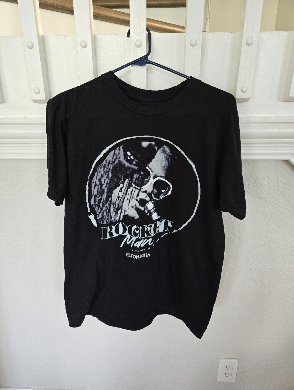 Elton John Rocket Man T-Shirt Black Graphic Tee Rock Music Retro Size Medium